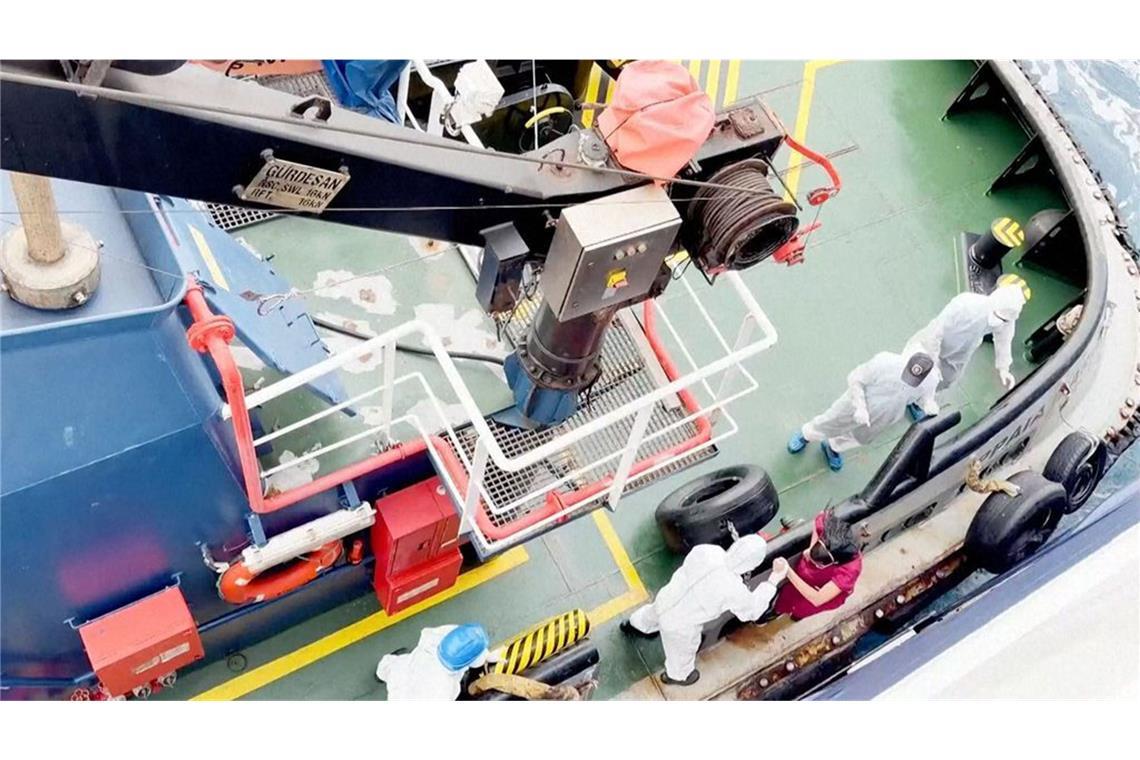 Drei Tote nach Hantavirus-Ausbruch auf Kreuzfahrtschiff: Das Gesundheitspersonal verlässt die unter niederländischer Flagge fahrende MV Hondius.