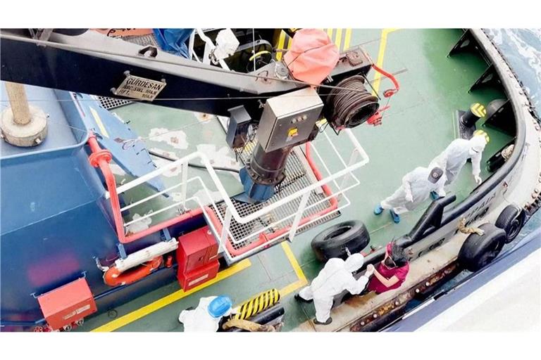 Drei Tote nach Hantavirus-Ausbruch auf Kreuzfahrtschiff: Das Gesundheitspersonal verlässt die unter niederländischer Flagge fahrende MV Hondius.