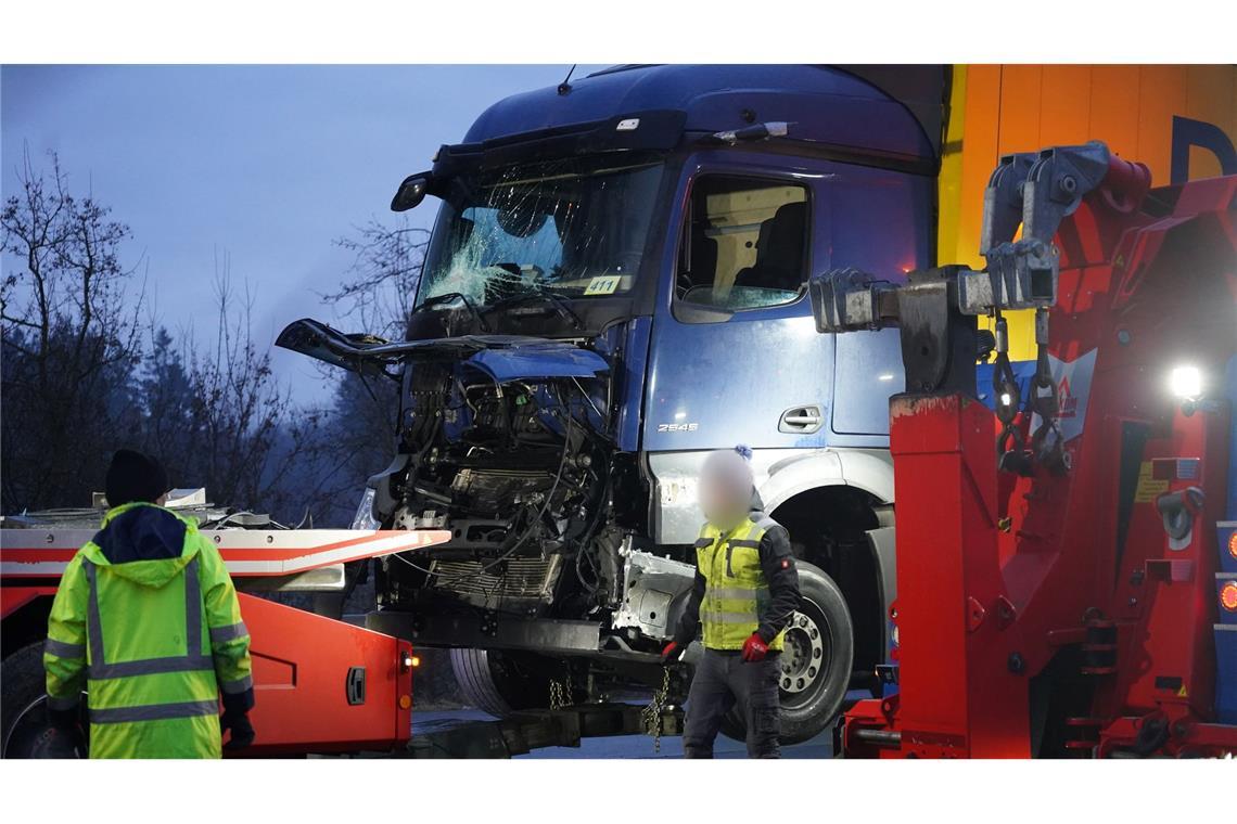 Drei Tote und mindestens elf Verletzte - das ist die vorläufige Bilanz einer Unfallserie auf der A44 im Kreis Paderborn.