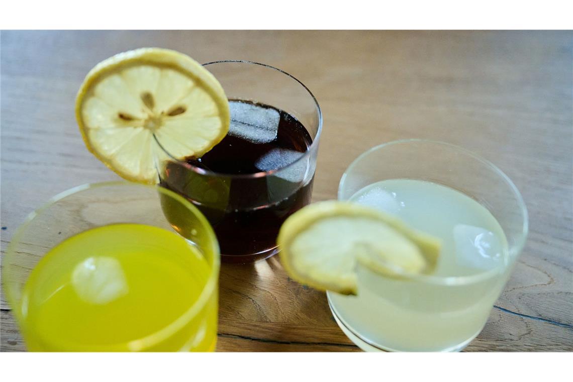 Softdrinks erhöhen Risiko für Diabetes und Herzkrankheiten Drei unterschiedliche Arten Softdrinks stehen auf einem Tisch