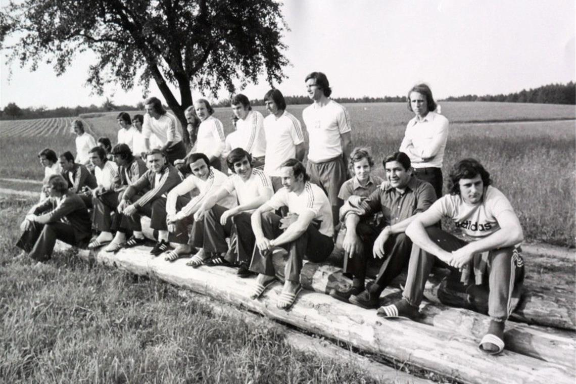 „Murrhardt“ ist das rettende Zauberwort Drei Wochen lang war Murrhardt während der Fußball-WM 1974 die Heimat der polnischen Nationalelf. Die fühlte sich in der Sonne-Post bei Albert Bofinger (vorne mit Tochter Andrea) sichtlich wohl. Auch die Murrhardter hatten ihre Gäste rasch ins Herz geschlossen.