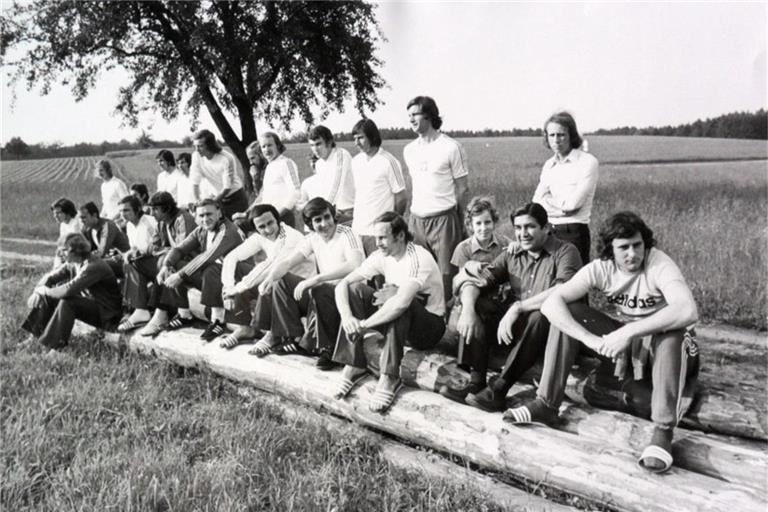 Drei Wochen lang war Murrhardt während der Fußball-WM 1974 die Heimat der polnischen Nationalelf. Die fühlte sich in der Sonne-Post bei Albert Bofinger (vorne mit Tochter Andrea) sichtlich wohl. Auch die Murrhardter hatten ihre Gäste rasch ins Herz geschlossen.