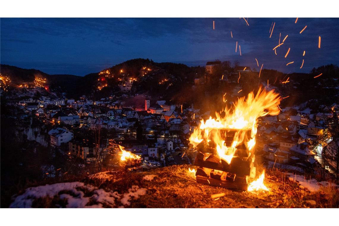 Bilder des Tages Dreikönigstag in Flammen: Bergfeuer in Pottenstein ziehen Tausende an