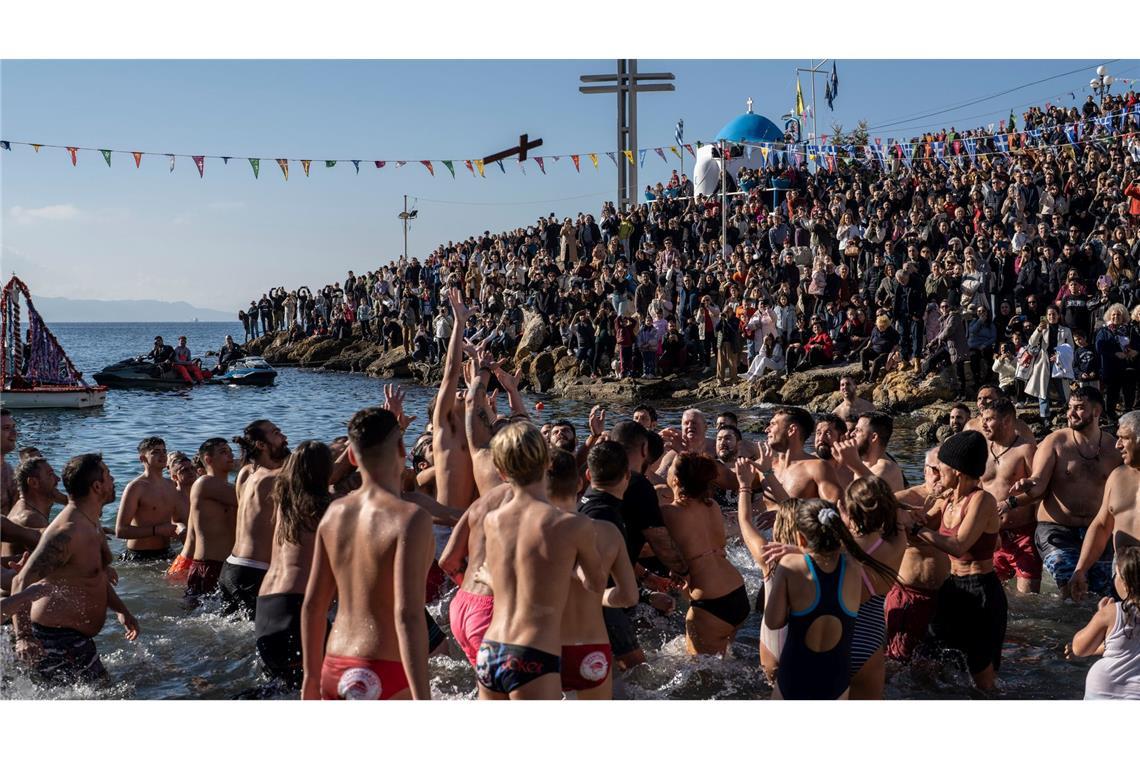 Bilder des Tages Dreikönigstag in Griechenland: Gläubige springen am Dreikönigstag ins eiskalte Wasser, um ein hölzernes Kreuz zu fangen.