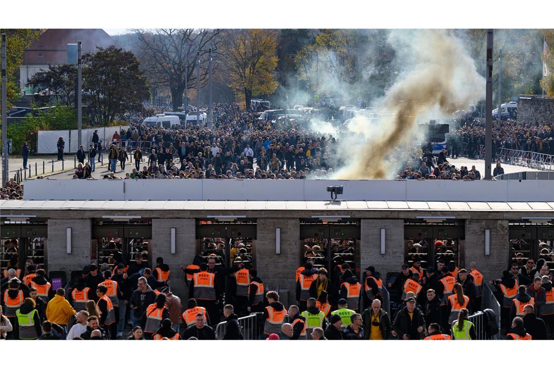 Dresdner Anhänger zünden Pyro vor dem Hertha-Spiel vor dem Olympiastadion