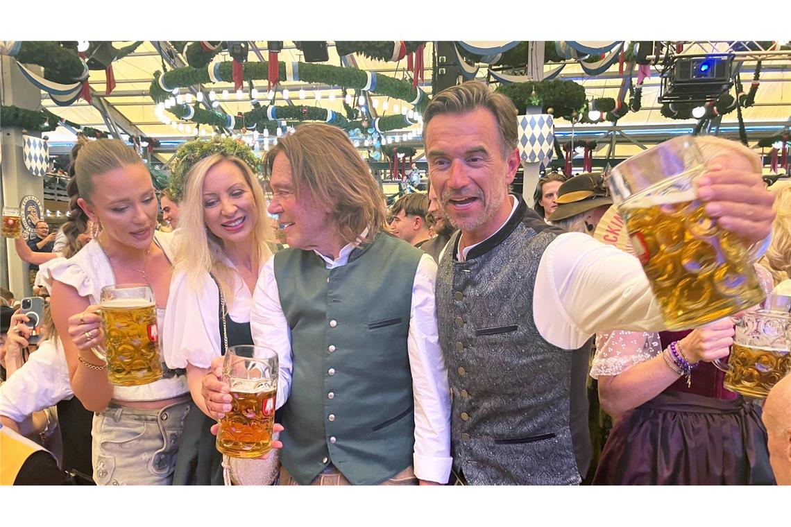 "Too hot to Hendl" - Wiesn startet mit Hitzerekord Drews und Silbereisen feiern zusammen.
