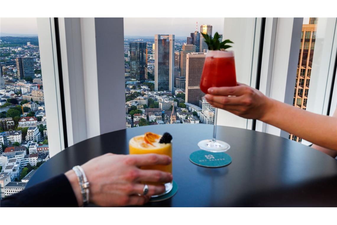 Einkehr mit Aussicht in deutschen Metropolen Drinks mit View: Cocktails werden in der "NFT-Skybar" vor der Kulisse der Frankfurter Skyline serviert.