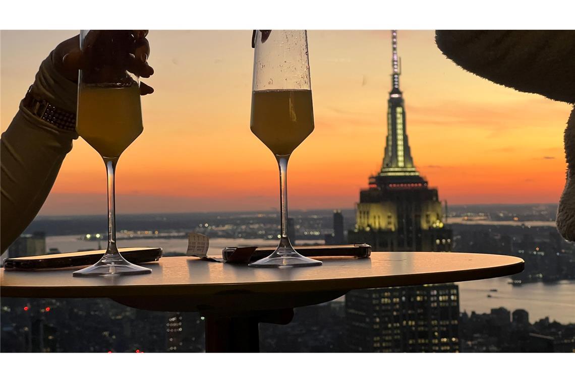 Teure beste Aussicht - New Yorks Wolkenkratzer im Wettbewerb Drinks zum Sonnenuntergang.