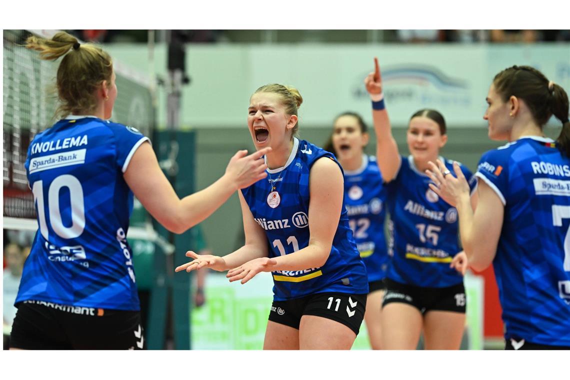 Allianz MTV Stuttgart mausert sich wieder zum Titelanwärter Dritter Sieg im dritten Spiel in einer Woche: Die Volleyballerinnen von Allianz MTV Stuttgart um Pauline Martin (Nr. 11) jubeln auch in Dresden.