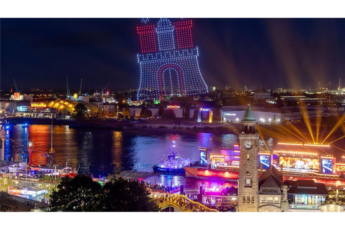 Drohnen bilden das Hamburger Stadtwappen als Motiv über der Elbe an den Landungsbrücken während einer Show zur Olympia-Kampagne des Hamburger Senats.
