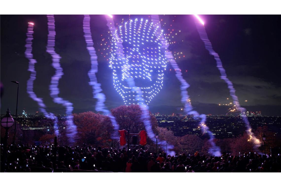 Drohnen fliegen über der Londoner Innenstadt, um Halloween zu feiern.