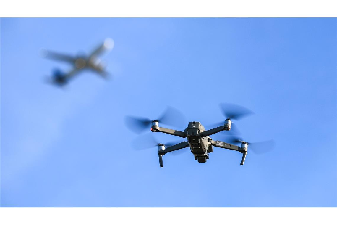 Drohnen über oder direkt neben Flughäfen aufsteigen zu lassen, ist jetzt schon verboten. (Symbolbild)