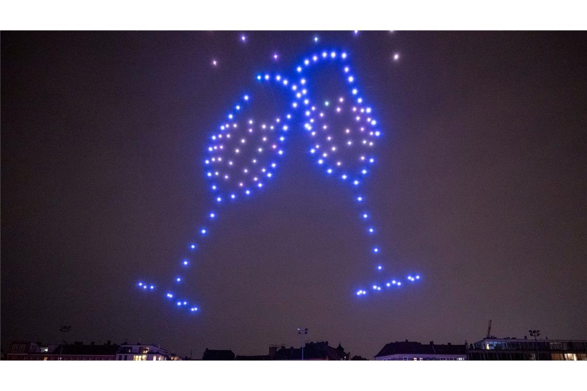 Drohnenshow soll Alternative zu privatem Feuerwerk aufzeigen Drohnen zeichneten vergangenes Jahr unterschiedlichste Motive in den dunklen Himmel. (Archivbild)