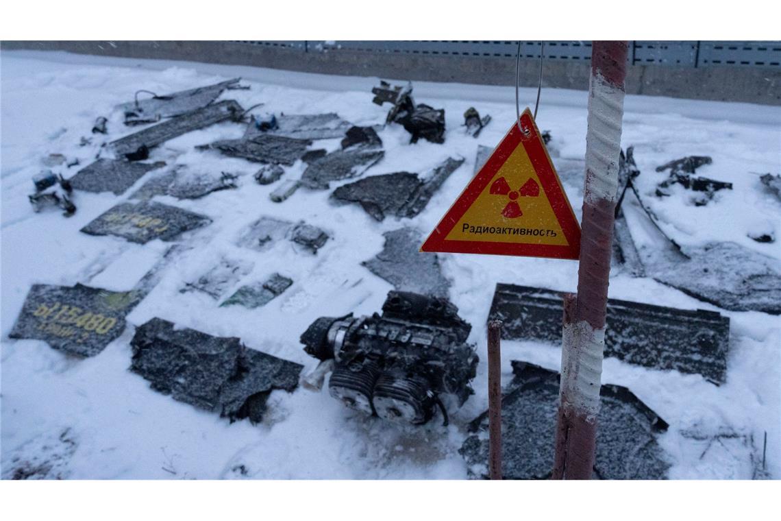 Bilder des Tages Drohnenangriff nahe Tschernobyl: Sprengkörper-Fragmente neben Strahlenwarnschild entdeckt