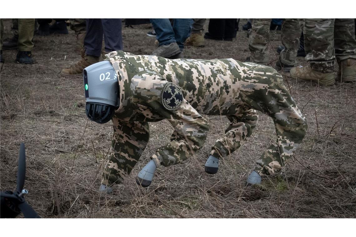 Bilder des Tages Drohnenhund: Eine Roboter-Drohne, die wie ein Hund in Uniform aussieht, geht auf einer Militärmesse in der Region Kiew in der Ukraine.