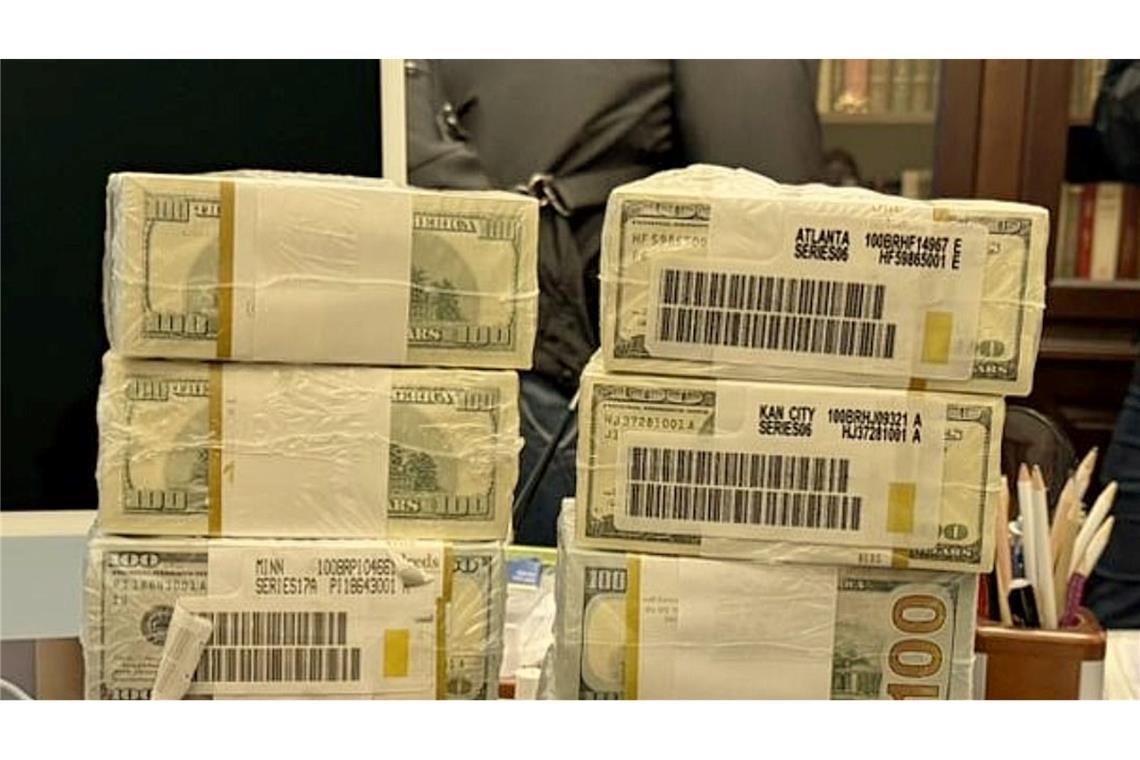 Druckfrische originalverpackte Dollar-Bündel werden in der Ukraine für Schmiergeldzahlungen verwendet.