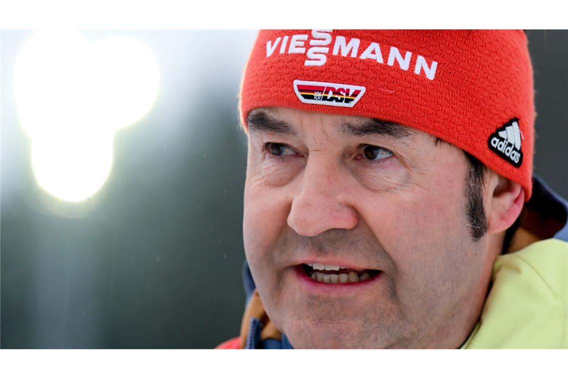 DSV-Sportdirektor Horst Hüttel sieht nach Berichten um mögliche Manipulationsmethoden im Skispringen Handlungsbedarf. (Archivbild)