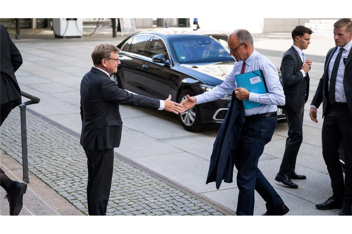"Du mit Deinem starken Kompass" - bei der Botschafterkonferenz im Auswärtigen Amt lobt Kanzler Friedrich Merz Außenminister Johann Wadephul (beide CDU) in den höchsten Tönen.