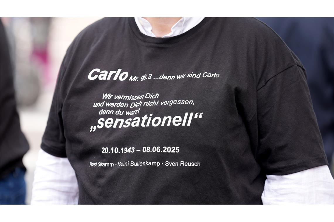 "Du warst sensationell", steht auf dem Shirt eines Trauergastes