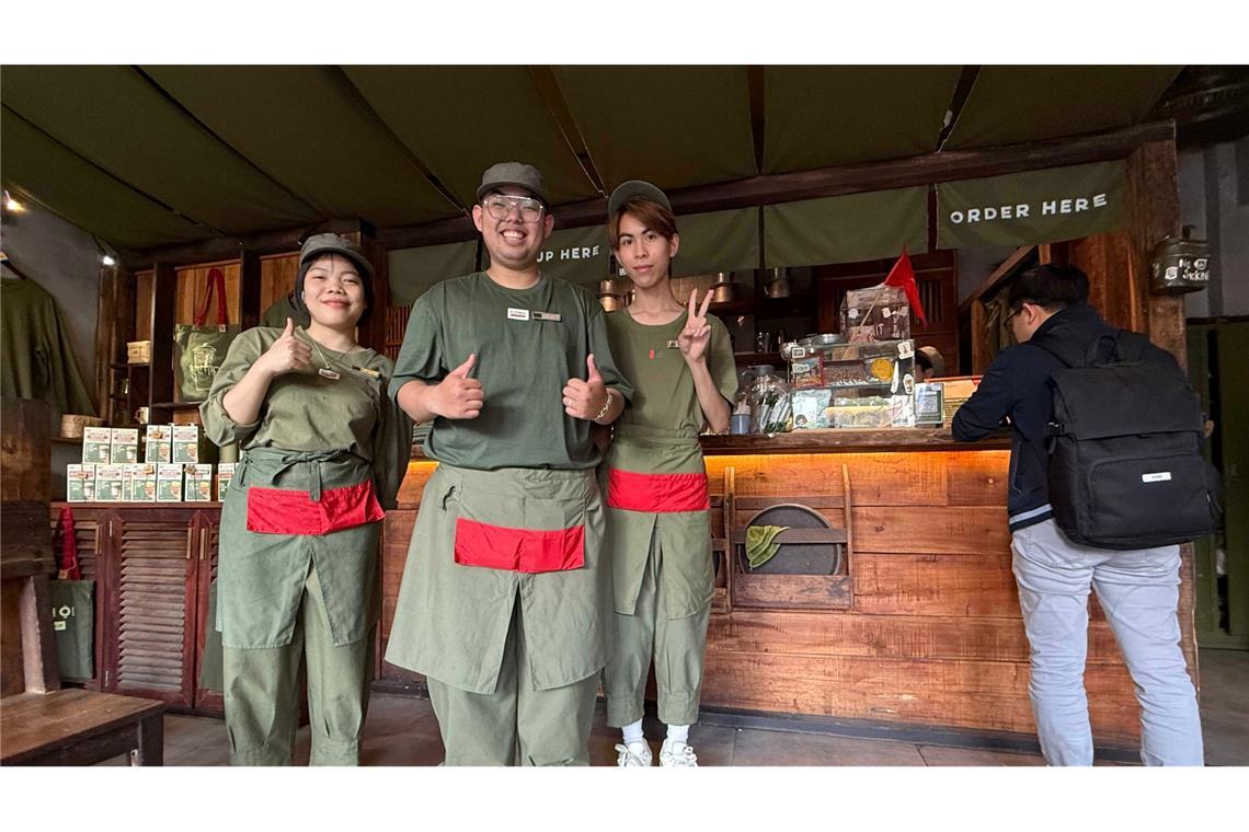 Kellner in Militärkluft: Vietnams kultigste Kaffeehauskette Duc Anh Lee (Mitte) und seine Mitarbeiter sind stolz, im Cong Caphe zu arbeiten.