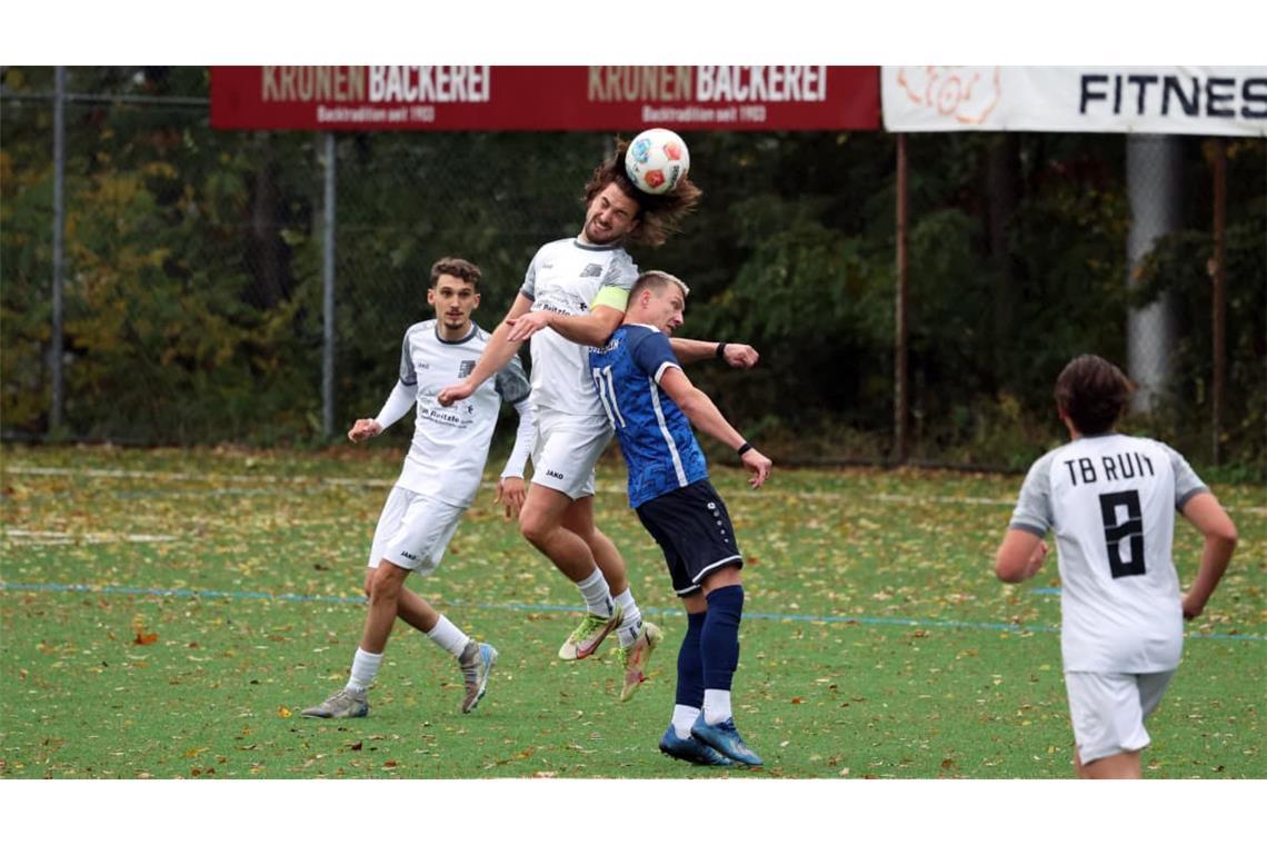 Duell der Kapitäne: Ruits Andreas Böhm gewinnt das Kopfballduell gegen Berkheims Oliver Wamsler.