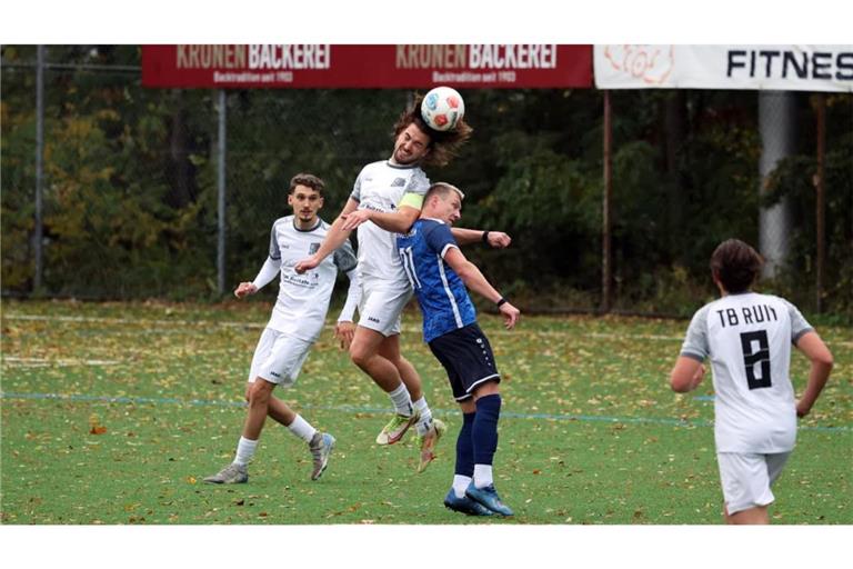 Duell der Kapitäne: Ruits Andreas Böhm gewinnt das Kopfballduell gegen Berkheims Oliver Wamsler.