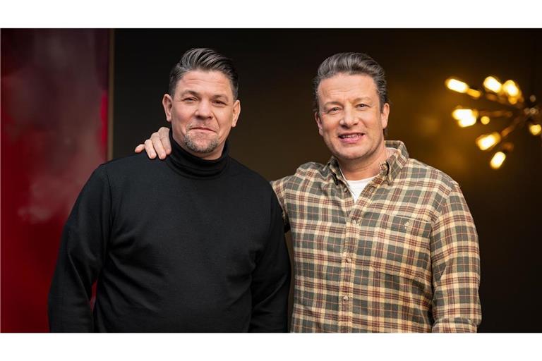 Duell der Starköche: Tim Mälzer (links) tritt gegen Jamie OIiver an.