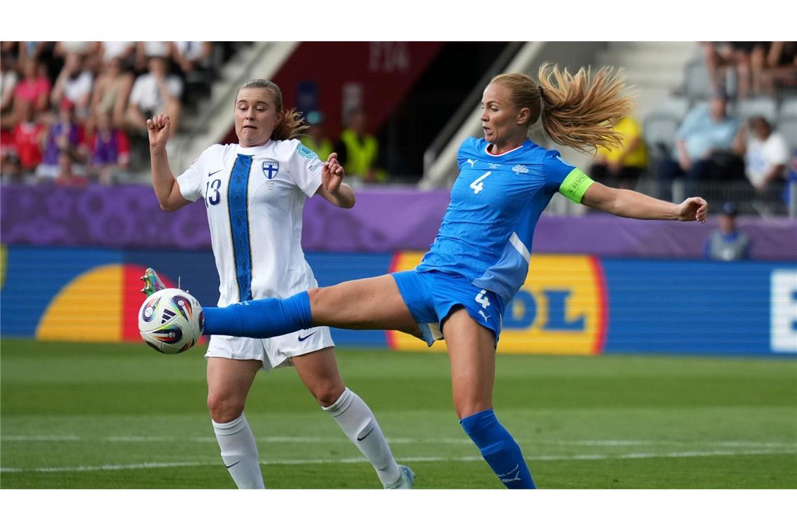 Duell um den Ball: Viggosdottir kommt der Finnin zuvor.