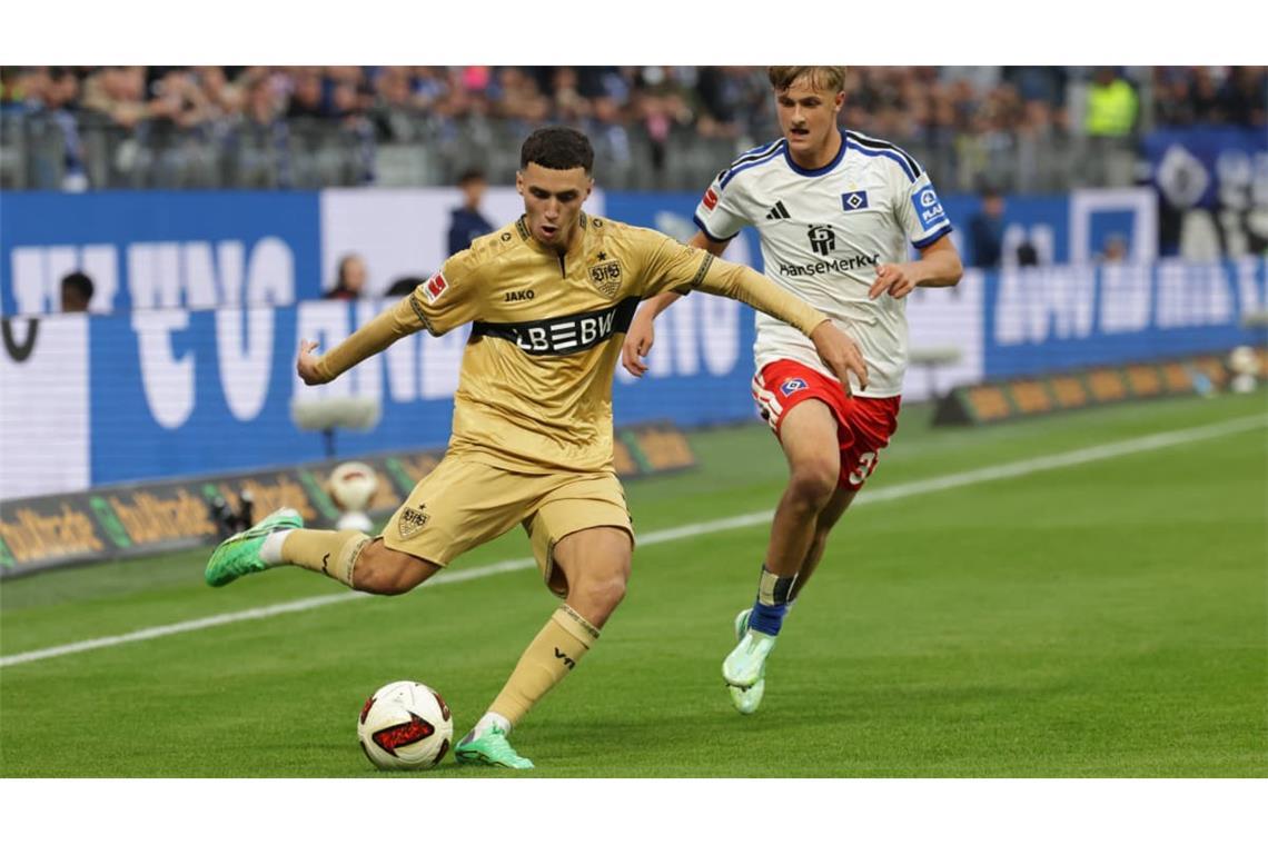 Duellierten sich am Samstag regelmäßig: VfB-Profi Bilal El Khannouss (links) und Louis Lemke vom Hamburger SV
