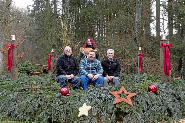 Dürfte der größte Adventskranz im Schwäbischen Wald sein, den das Team – Anja und Timo Hübner (Mitte vorne) sowie Manfred Krauter und Walter Hieber (von links)– für die Mühlenweihnacht aufgebaut hat. Gäste können sich wieder auf Mitmachaktionen und Naturgenuss freuen. Foto: J. Fiedler