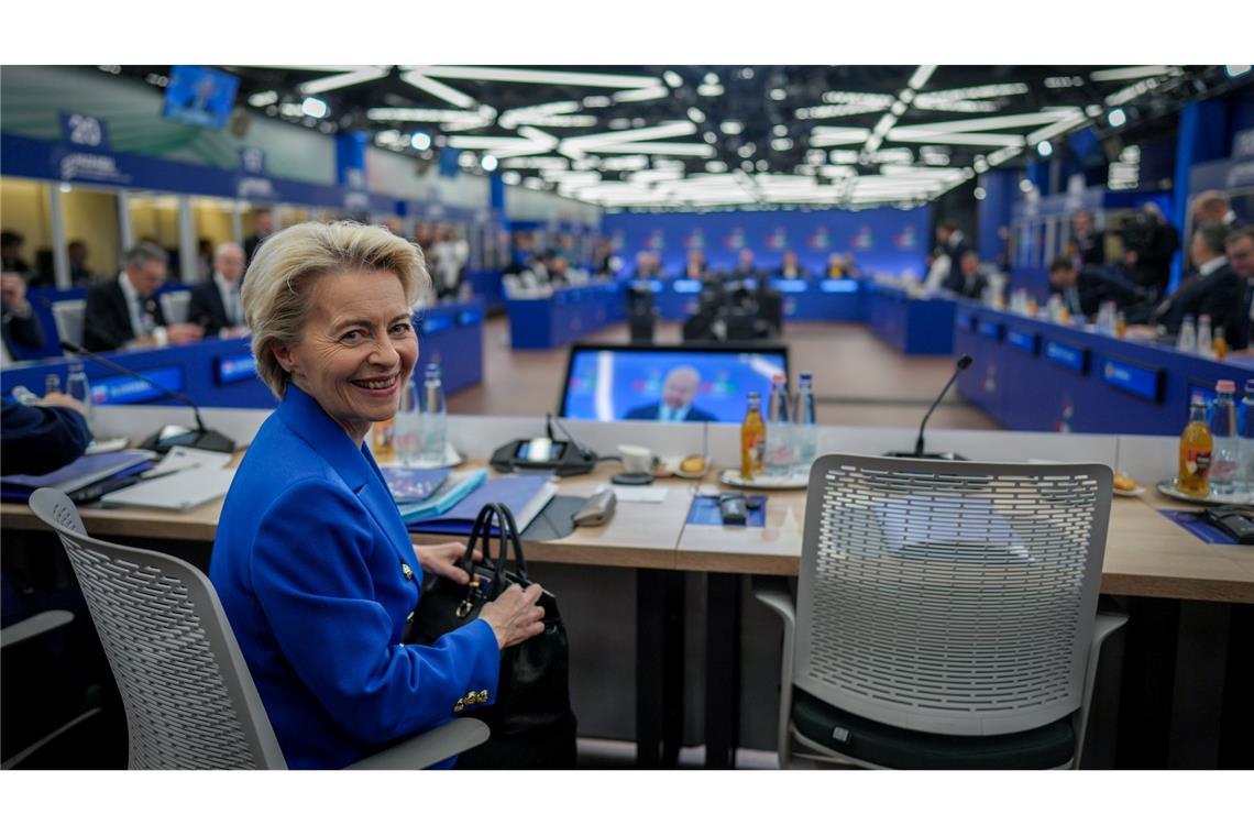 Wird Scholz jetzt zur "lahmen Ente" Europas? Dürfte nicht traurig sein, wenn es in ihrer Heimat schnell zu Neuwahlen kommt: EU-Kommissionspräsidentin Ursula von der Leyen.