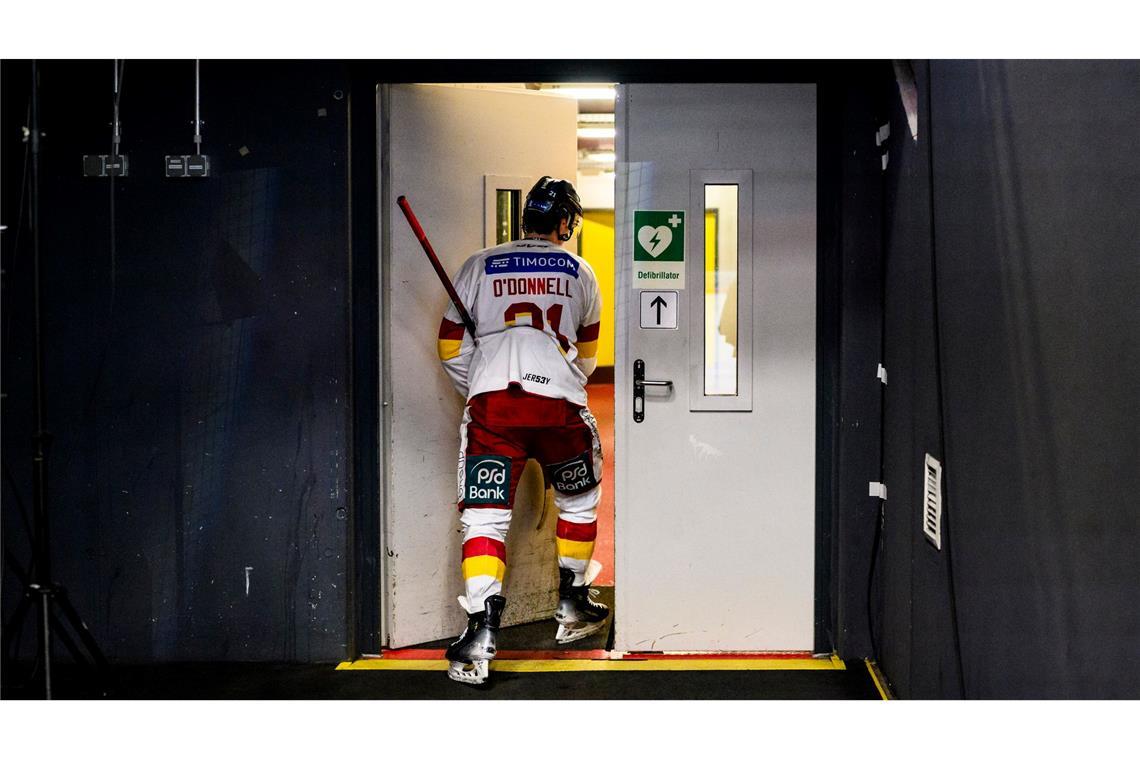 Bilder des Tages Düsseldorfs Brendan O'Donnell geht nach dem Spiel gegen die Augsburger Panther unzufrieden in die Kabine.