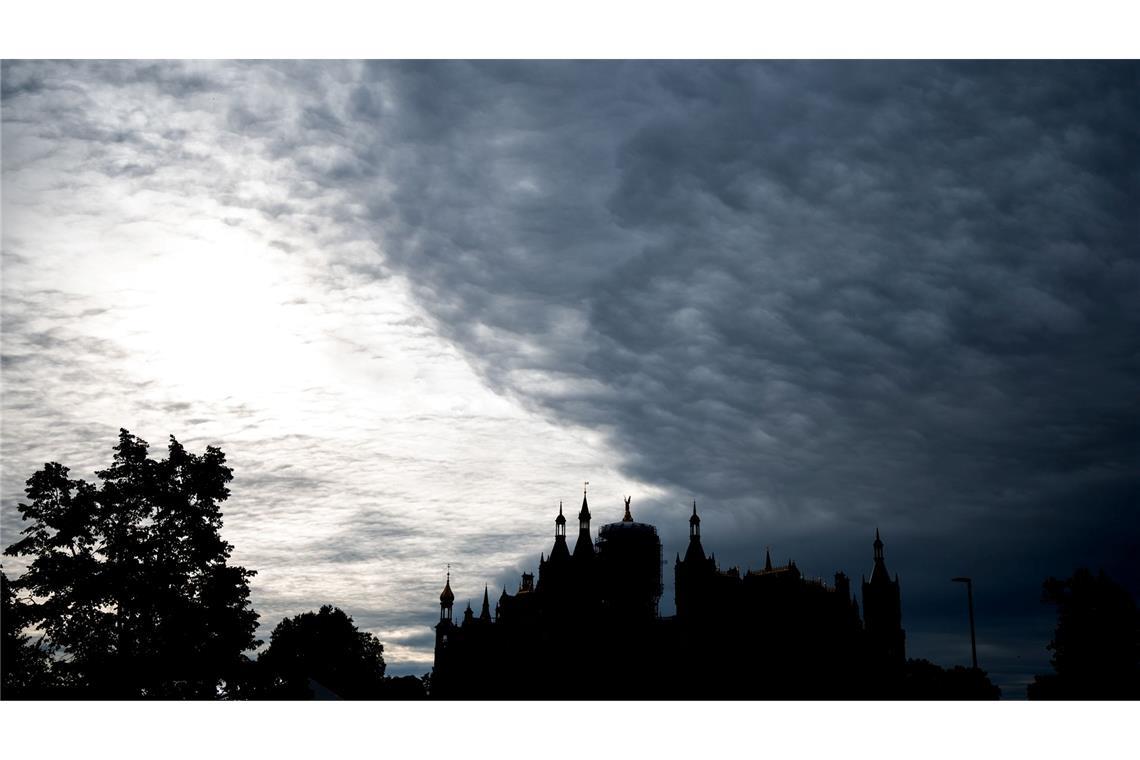 Düstere Kulisse: Dunkle Wolken ziehen über das Schweriner Schloss.