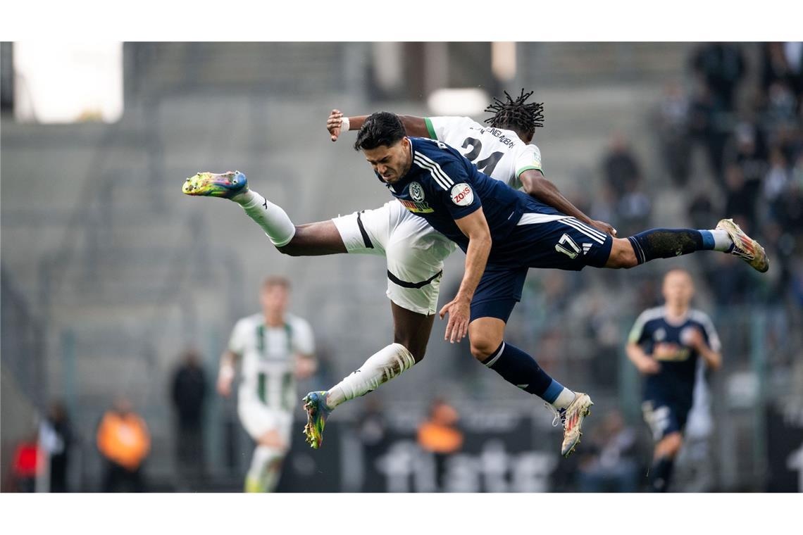 Bilder des Tages Duisburgs Mert Göckan (vorne) springt mit Borussia Mönchengladbachs Charles Kwablan Herrmann zum Kopfball.