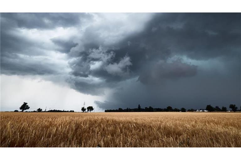 Dunkle Gewitterwolken sind am Himmel über dem Landkreis Tübingen zu sehen. (Symbolbild)