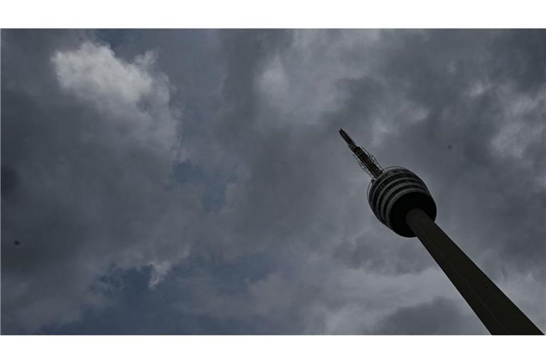 Dunkle Regenwolken sind am Himmel über dem Fernsehturm in Stuttgart zu sehen (Archivfoto).