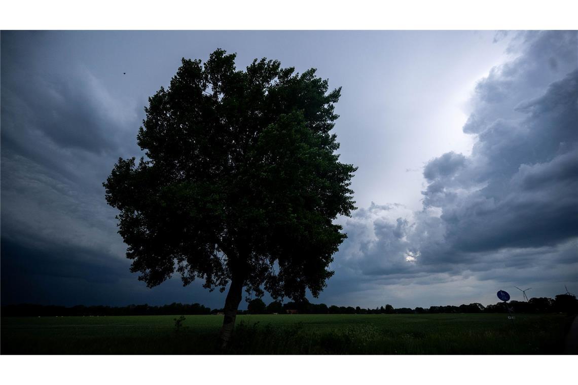 Dunkle Wolken hängen über den Feldern in Bremen.