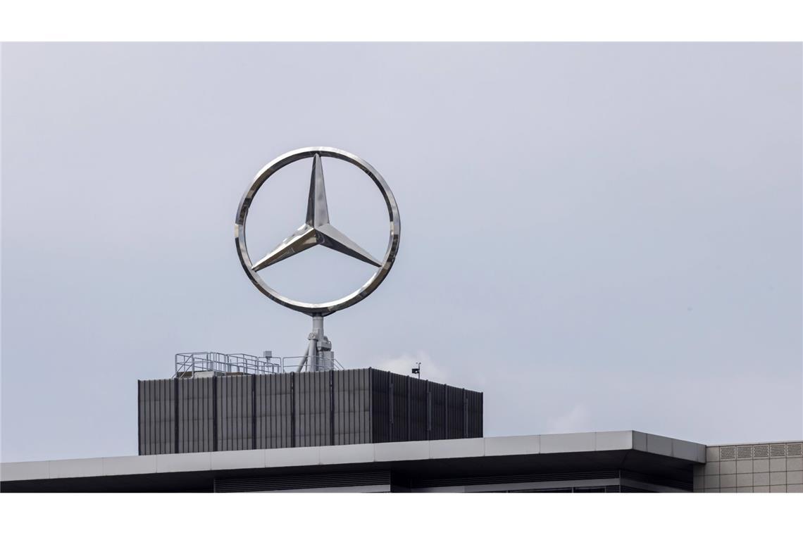 VDA bezeichnet US-Zölle als massive Belastung Dunkle Wolken über dem Mercedestern – stellvertretend für die ganze Branche