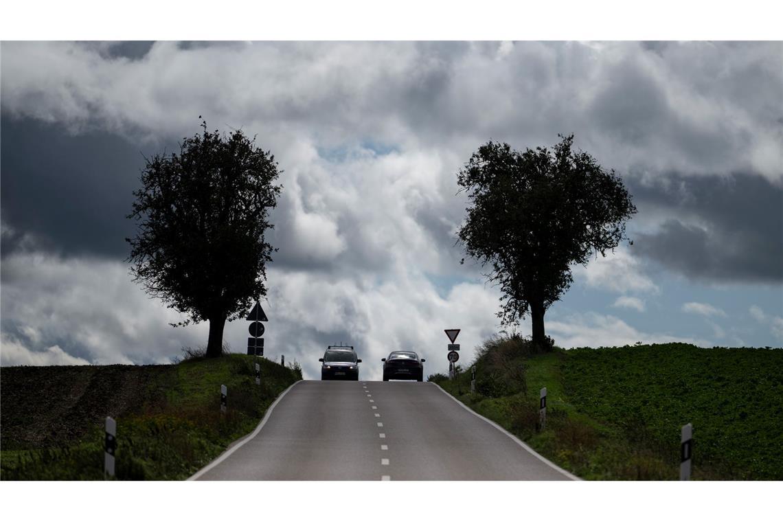 Bilder des Tages Dunkle Wolken über einer Landstraße in Baden-Württemberg.
