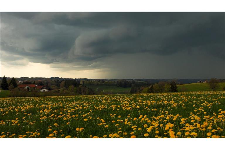 Dunkle Wolken und Gewitter wird es auch in den kommenden Tagen geben. (Archivbild)