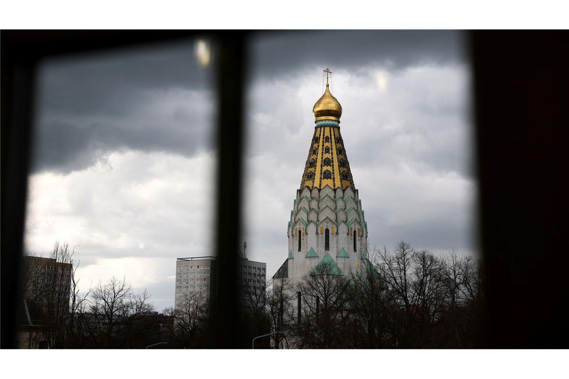Dunkle Wolken und Schauer bestimmen den Wochenbeginn. (Symbolbild)