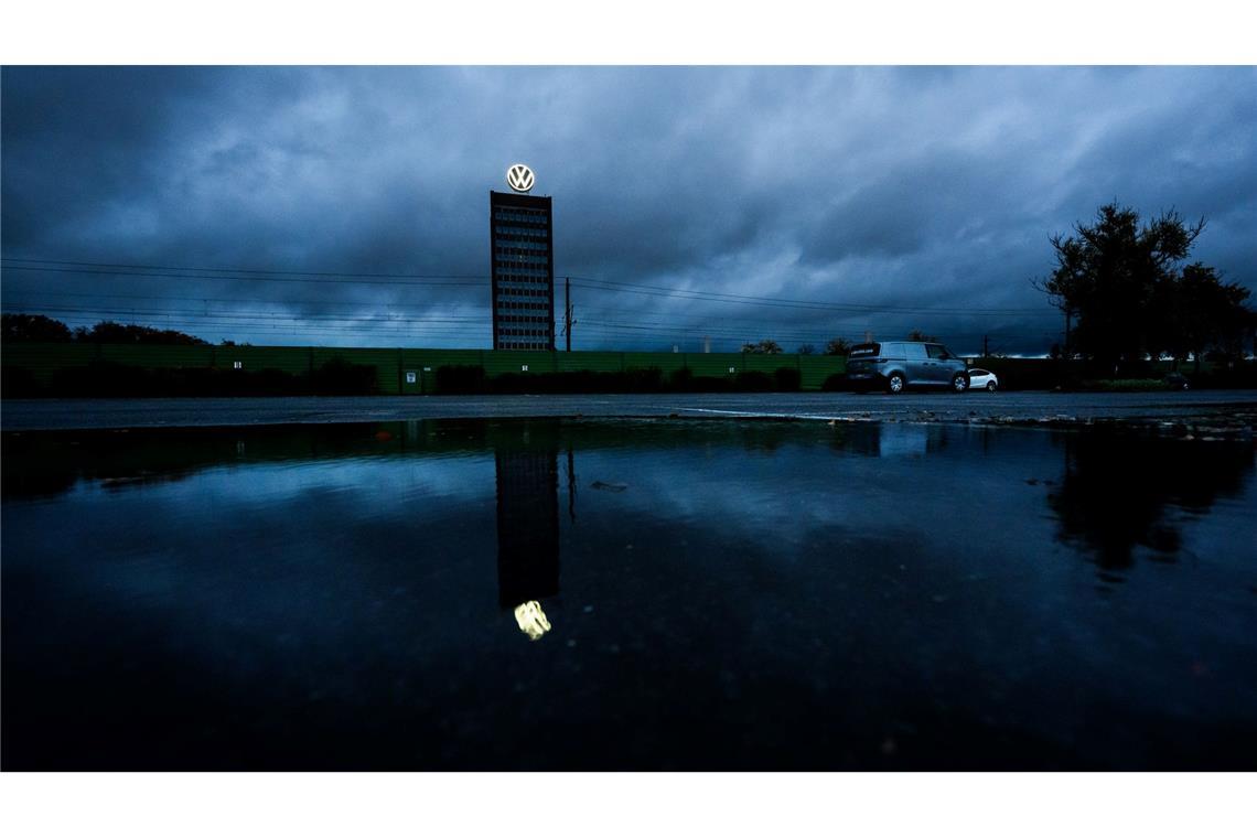 Dunkle Wolken ziehen über das Markenhochhaus von Volkswagen auf dem Gelände vom VW Stammwerk in Wolfsburg hinweg.