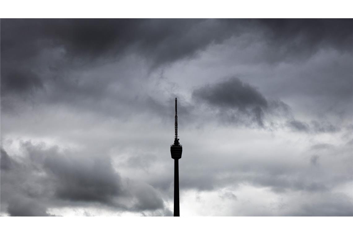 Dunkle Wolken ziehen über den Stuttgarter Fernsehturm hinweg (Symbolbild).