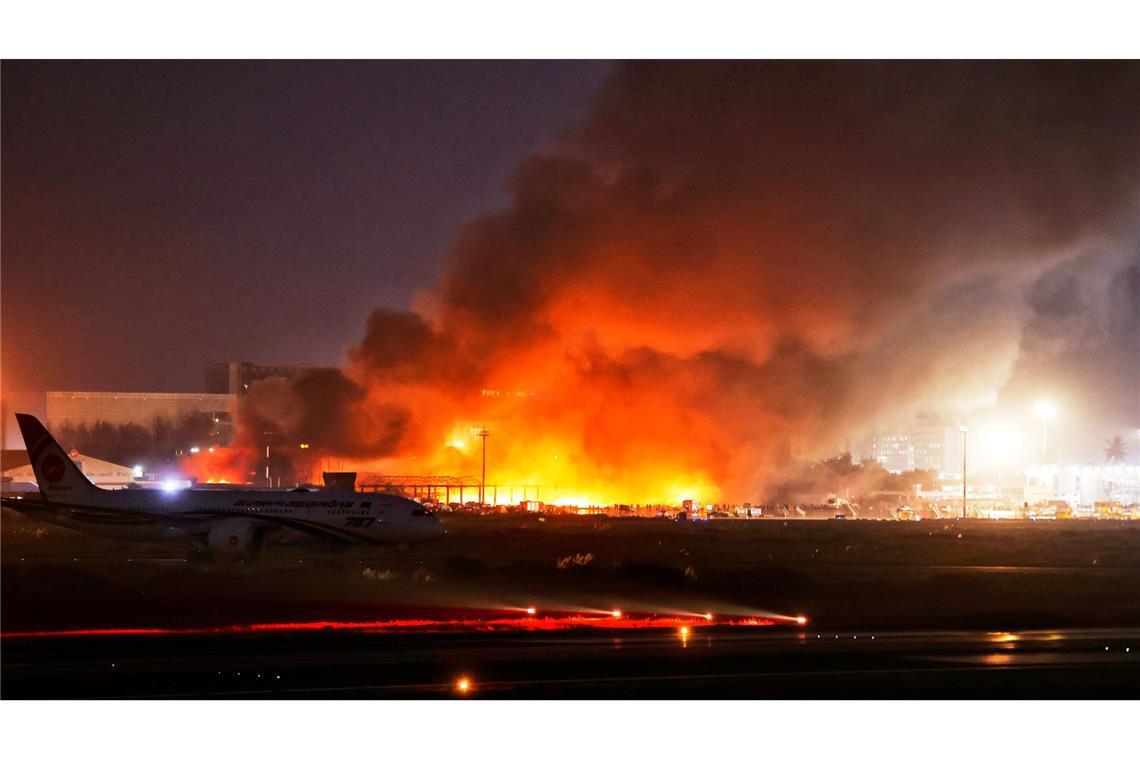 Dunkler Qualm steigt bei einem Brand am Hazrat Shahjalal International Airport in Bangladesch auf. Der Flugbetrieb wurde eingestellt.
