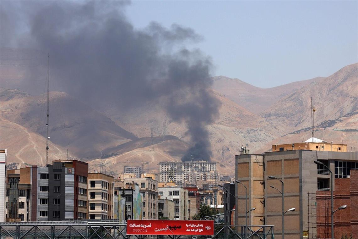 Kommentar: Die Risiken für Israel wachsen Dunkler Rauch steht über dem iranischen Öldepot von Shahran nach einem israelischen Angriff.