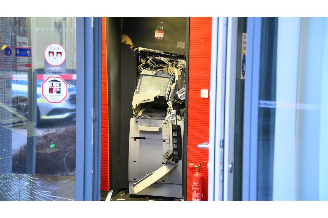 Durch den Einsatz von Sprengstoff werden auch Menschen gefährdet, die sich in der Nähe aufhalten. (Archivbild)
