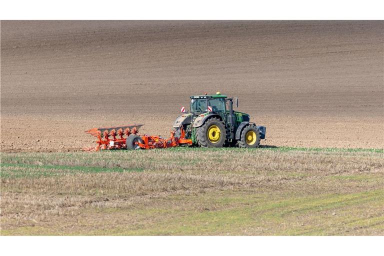 Durch den Klimawandel wird auch die Beackerung der Böden in Deutschland immer schwieriger. Hier ein Bauer auf einem Feld in Mecklenburg-Vorpommern.