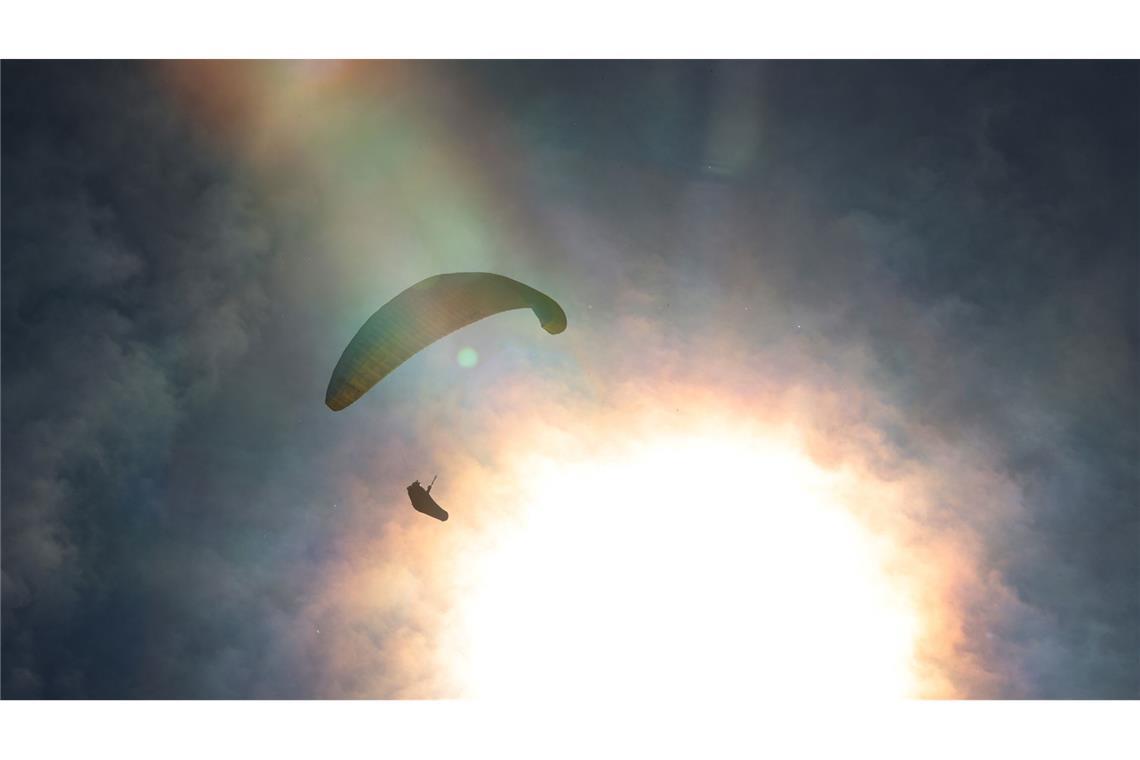 Gleitschirmflieger auf über 8000 Meter gesogen Durch den rasanten Aufstieg geriet der Mann in eisige Temperaturen mit wenig Sauerstoff und verlor kurzzeitig das Bewusstsein. (Symbolbild)
