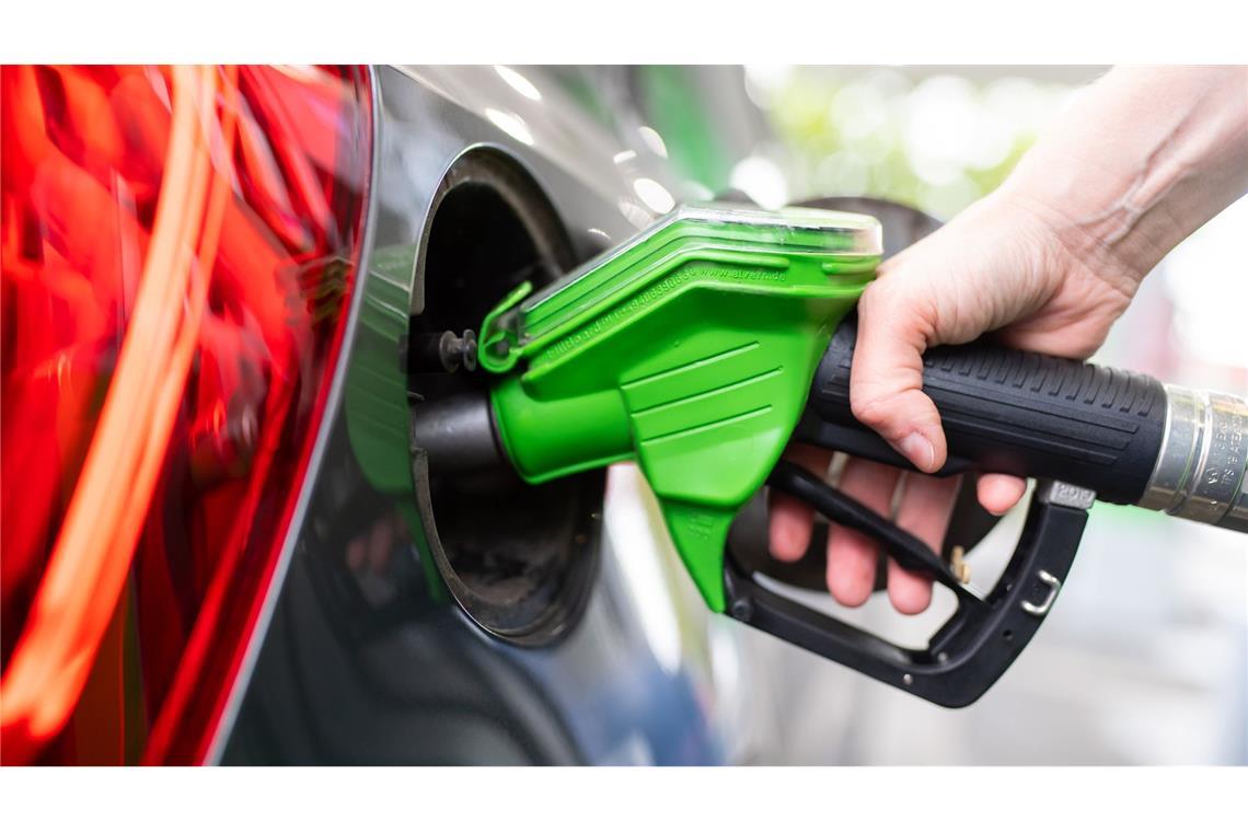 Was der steigende CO2-Preis beim Tanken und Heizen bedeutet Durch den steigenden CO2-Preis könnte es an den Tankstellen zunächst ein wenig teurer werden.