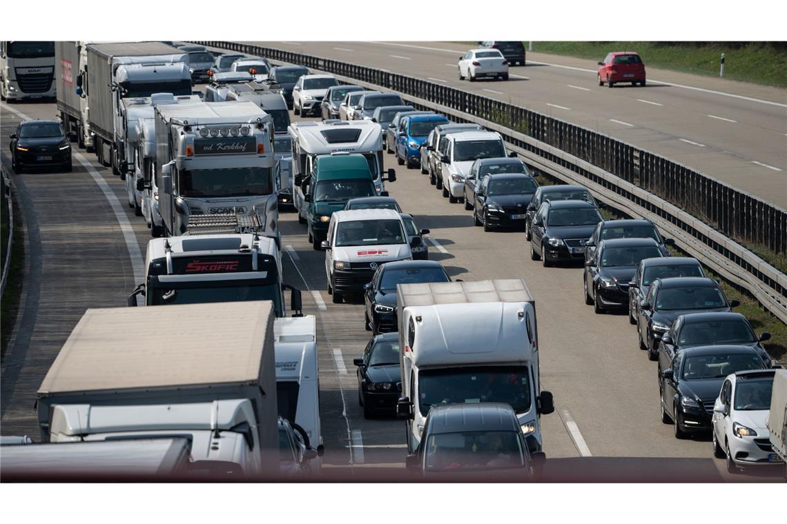 Lastwagen prallt in Sattelzug – Vollsperrung auf Autobahn Durch den Unfall staute sich der Verkehr auf der Autobahn am Vormittag auf zwischenzeitlich rund acht Kilometer. (Archivbild)